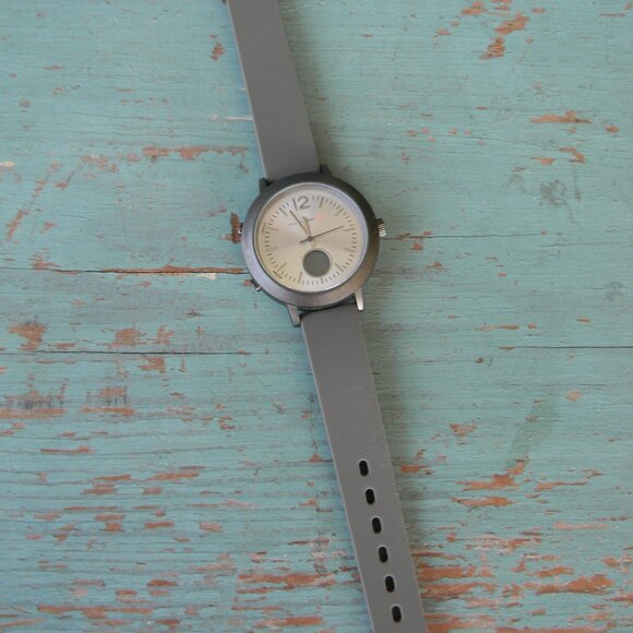 ISAAC MIZRAHI GRAY/SILVER STAINLESS NEUTRAL MINIMALIST WATCH **NEEDS BATTERY - Picture 7 of 7